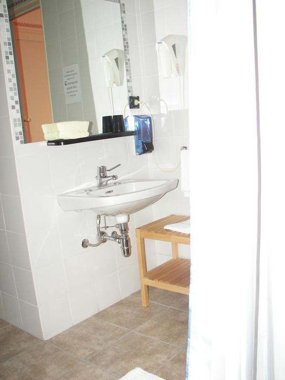 Albergo Sangrila Lanzo Torinese Rum bild