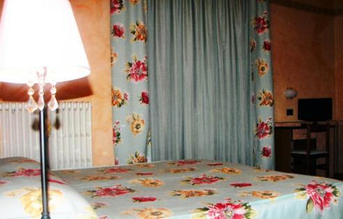 Albergo Sangrila Lanzo Torinese Exteriör bild