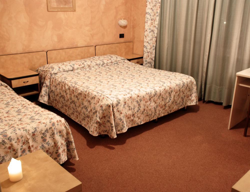 Albergo Sangrila Lanzo Torinese Exteriör bild